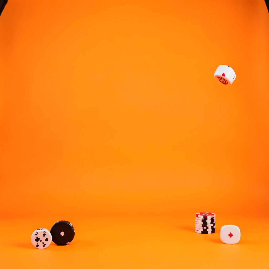Abstraktes Studiobild mit tiefem Türkis und warmem Orange, ruhige und einladende Stimmung
